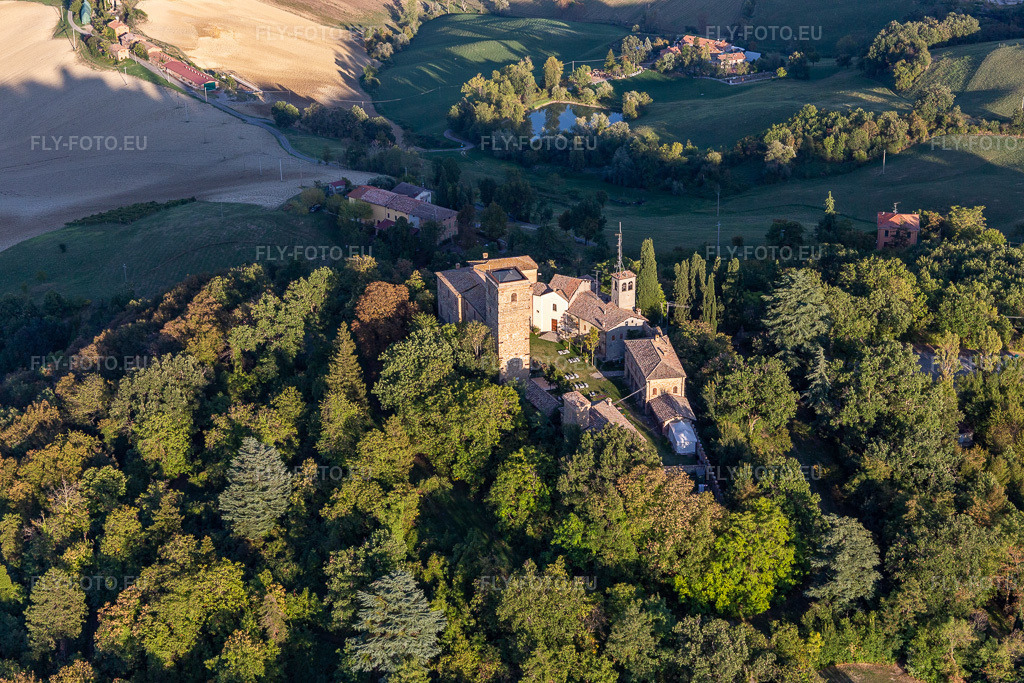 Vue aérienne: Château de Montegibbio Château de Montegibbio à le quartier Il Poggio in Sassuolo dans le département Modena, Italie – .Photo: IMG_134658.jpg prise le 19/09/2022 par Werner Riehm/FLY-FOTO.eu – Résolution de l'original: 5472 x 3648 px – Castello Di Montegibbio
