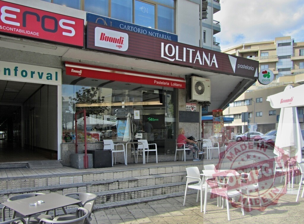 Pastry shop Loliana cafe with outdoor seating area | Pastry shop Loliana with an outdoor cafe terrace and customers relaxing - Realized with Pictrs.com