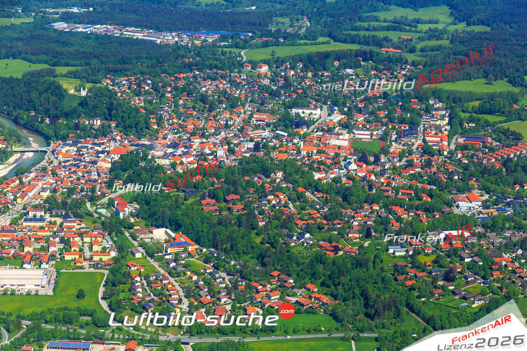 Die Luftaufnahme der Stadt Bad Tölz wurde vom UL-Flugzeug heraus erstellt ( keine Drohne )- hohe Auflösung für beste Qualität