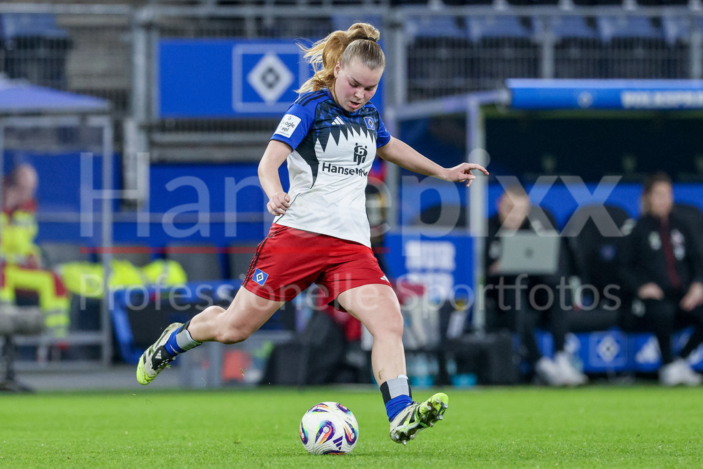 Fussball, Google Pixel Frauen-Bundesliga, Hamburger SV - 1. FC Köln | Svea Stoldt (Hamburger SV, 8) am Ball, Freisteller, Einzelbild, Ganzkörper, Aktion, Action, Spielszene, DIE DFB-RICHTLINIEN UNTERSAGEN JEGLICHE NUTZUNG VON FOTOS ALS SEQUENZBILDER UND/ODER VIDEOÄHNLICHE FOTOSTRECKEN. DFB REGULATIONS PROHIBIT ANY USE OF PHOTOGRAPHS AS IMAGE SEQUENCES AND/OR QUASI-VIDEO.