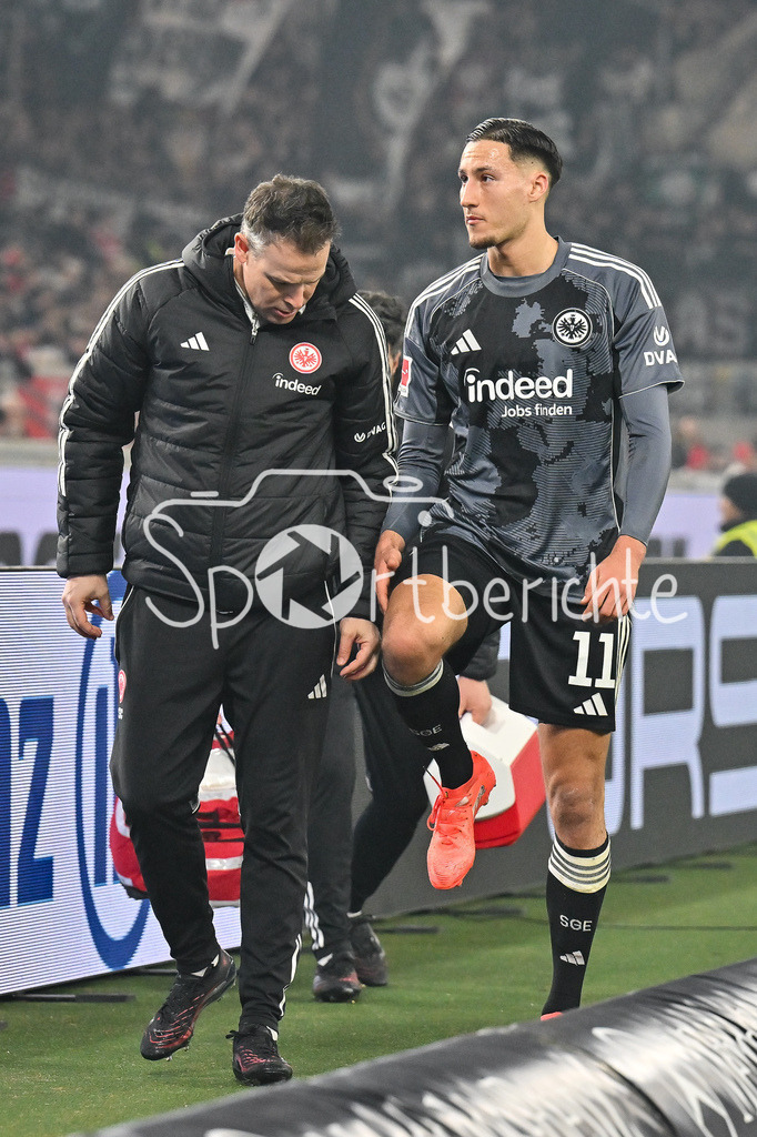 VfB Stuttgart - SG Eintracht Frankfurt | STUTTGART, GERMANY - 13. JANUARY: Younes EBNOUTALIB (Eintracht Frankfurt 11) muss verletzt ausgewechselt werden / Verletzung während dem Bundesligamatch zwischen dem VfB Stuttgart und der SG Eintracht Frankfurt am 17. Spieltag in der MHP-Arena / DFL REGULATIONS PROHIBIT ANY USE OF PHOTOGRAPHS AS IMAGE SEQUENCES AND/OR QUASI-VIDEO
