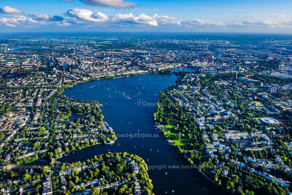 Hamburg_Uhlenhorst_ELS_2693090823 | HAMBURG 09.08.2023 Fluß - Brückenbauwerk zur Überquerung der Langenzugbrücke am Kanal Langer Zug im Ortsteil Winterhude in Hamburg, Deutschland. // River - bridge construction of Langenzugbruecke at the canal Langer Zug in the district Winterhude in Hamburg, Germany. Foto: Martin Elsen