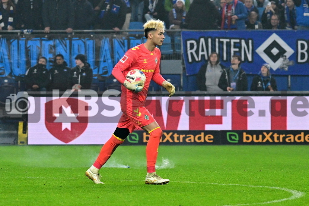 KBS Picture_HSV-WerderBremen_013 | Backhaus Mio (Werder Bremen) fluechtet vor den brennenden Bengalos ,Sportplatz :  Volksparkstadion, - Realisiert mit Pictrs.com