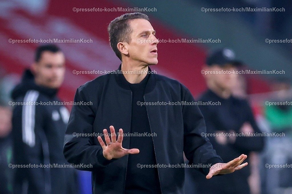 BMG13122501052 | 13.12.2025, Fußball, Borussia Mönchengladbach - VfL Wolfsburg, 1. Fußball Bundesliga, 14.Spieltag, Borussia-Park, Saison 2025 2026: Interimstrainer Daniel Bauer (VfL Wolfsburg #hc) gestikulierend am Spielfeldrand   DFB regulations prohibit any use of photographs as image sequences and or quasi-video.