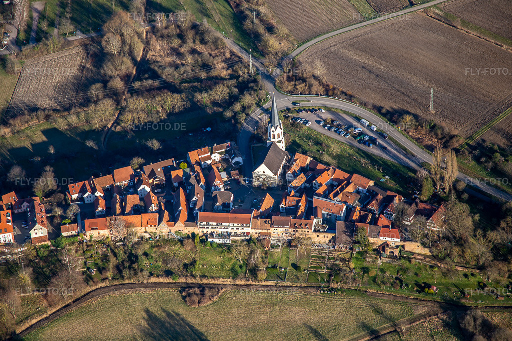 Luftbild: St. Dionysius und Parkplatz Hinterstädel in Jockgrim im Bundesland Rheinland-Pfalz in Deutschland. Foto: IMG_135948.jpg vom 21.02.2023 durch Werner Riehm/FLY-FOTO.de