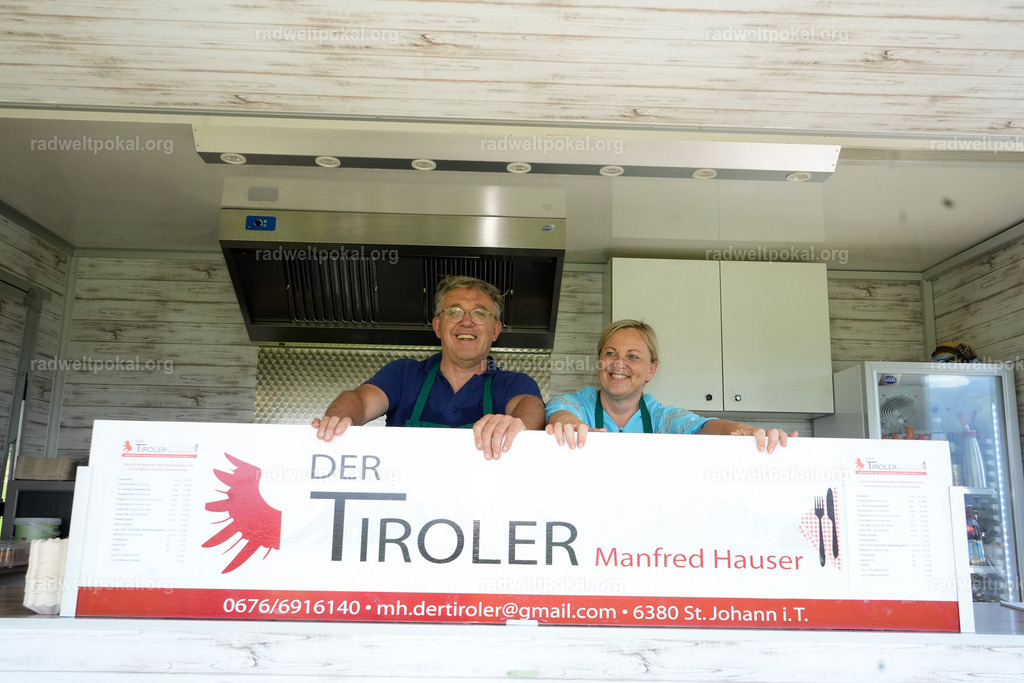 164_20230817_Bewerb_Maenner_Muehlanger | AUT - OESTERREICH, 2023-08-16: SPORT RENNRAD-FAHREN - 55. INTERNATIONALER RADWELTPOKAL IN ST. JOHANN IN TIROL  - Vintage-Radrennen mit WM-Bronze-Medaillen-Siegerin Christina Schweinberger, den Teilnehmer und Alexander Baumann (vom Orginastions-Team) - TAG 2 BEWERB MAENNER IN SECHS GRUPPEN  ; Foto: Roland Muehlanger