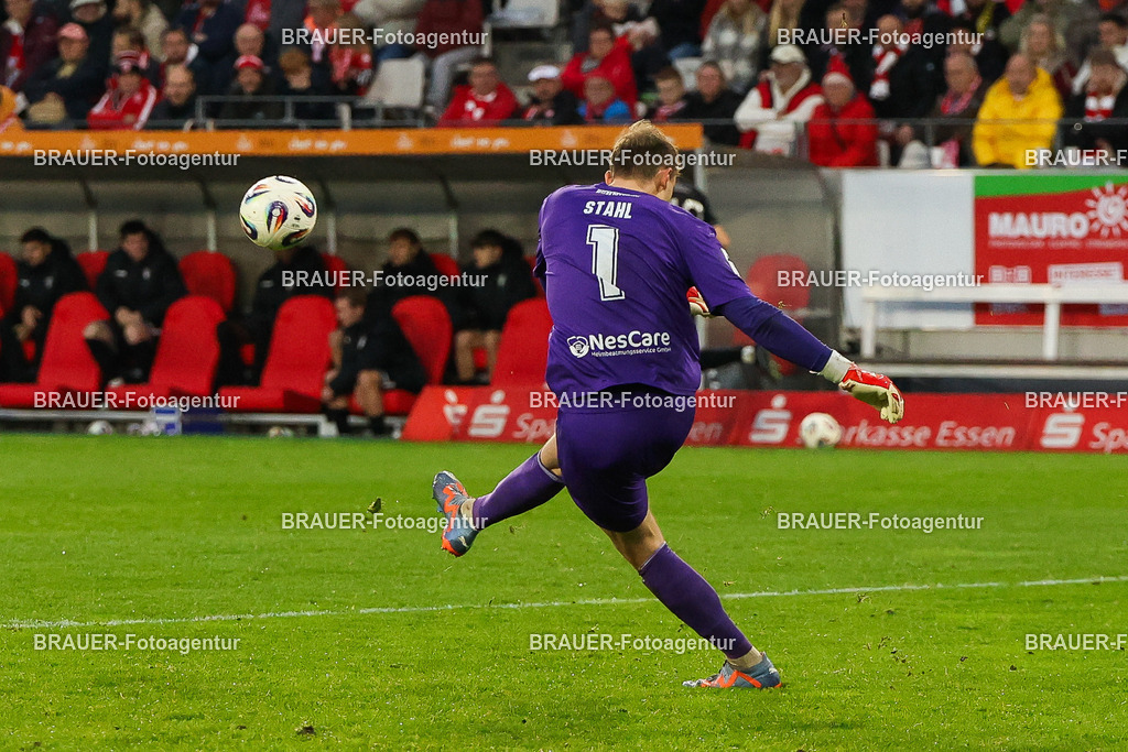 Rot-Weiss Essen - 1.Fc Schweinfurt | Essen, Deutschland, 02.11.2025 Toni Stahl (1.FC Schweinfurt)  Einzelaktion während des 3.Liga Spiels zwischen  Rot-Weiss Essen und 1.Fc Schweinfurt am 02.11.2025 im Stadion an der Hafenstraße in Essen. (Foto von Timo Bluhmki-Schmidt/Brauer Fotoagentur
