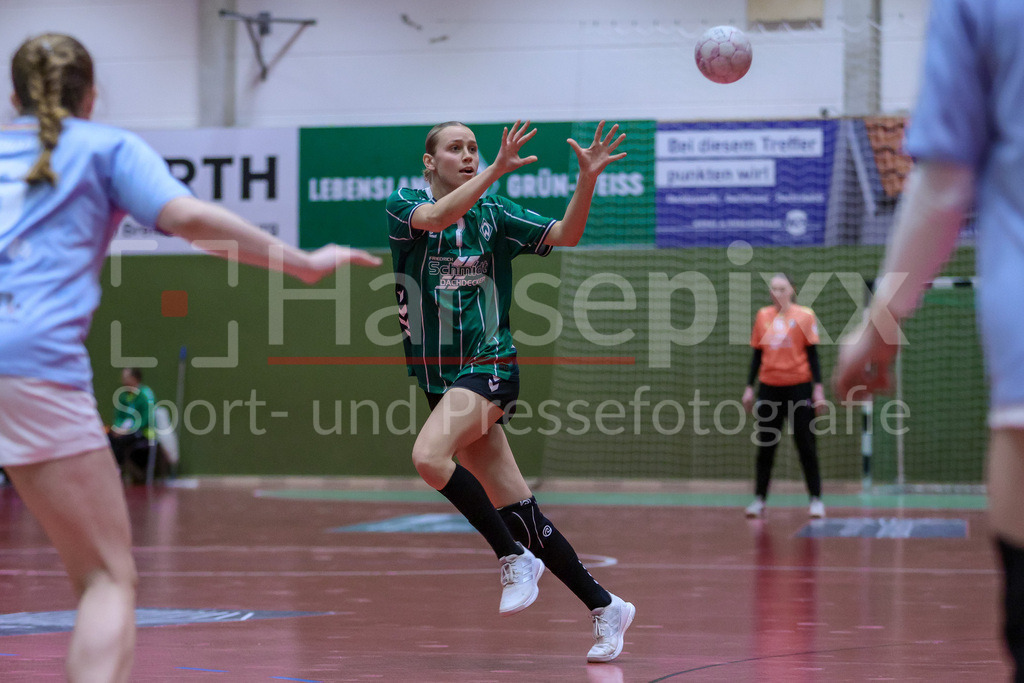 Handball, 2. Bundesliga Frauen, SV Werder Bremen - Bayer 04 Leverkusen | Leni Ruwe (SV Werder Bremen, 7) am Ball, Spielszene, Aktion, Action