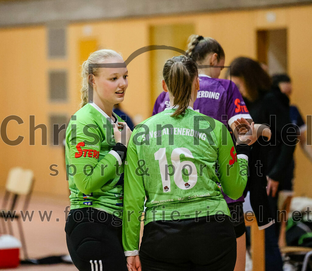 2024-02-03_100_SpVgg_Altenerding_gegen_SpVgg_Erdweg | Erding, Deutschland, 03.02.2024:
Handball, Bezirksoberliga Frauen Altbayern 2023 / 2024, 13. Spieltag, SpVgg Altenerding gegen SpVgg Erdweg, Endergebnis: 25:21

Torfrau Hanna Obermair (SpVgg Altenerding, #1), Torfrau Lara Kullmann (SpVgg Altenerding, #16)

Foto: Christian Riedel / fotografie-riedel.net