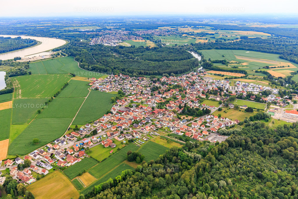 Aerial view: View of the town from the east in Dalhunden in the state Bas-Rhin, France. – Photo: IMG_107877.jpg taken on 06/14/2018 by Werner Riehm/FLY-FOTO.com – Resolution of the original: 5312 x 3541 px