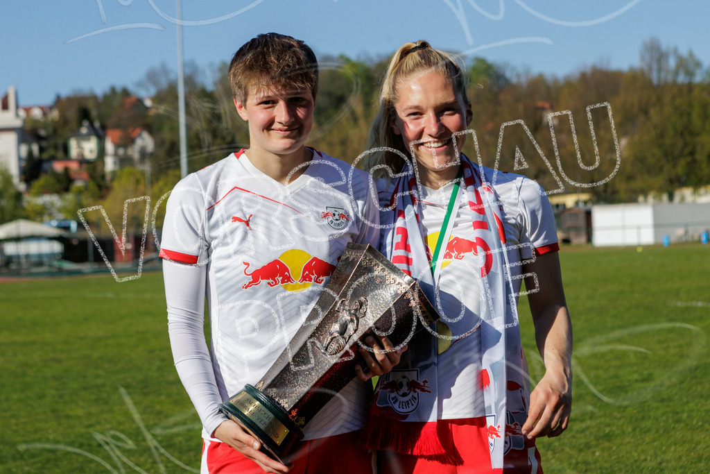 Gipfeltreffen der Frauen: Finale um den Sachsenlotto Landespokal 2026 | Am 1. Mai 2026 trafen im Endspiel des Sachsenlotto Landespokals die Frauen des Chemnitzer FC und die zweite Mannschaft von RasenBallsport Leipzig aufeinander. Vor stimmungsvoller Kulisse kämpften beide Teams ab 15:00 Uhr um die begehrte Trophäe des sächsischen Fußballs. Diese Galerie zeigt die Highlights, packende Zweikämpfe und die emotionalsten Momente des Finaltags. - Realisiert mit Pictrs.com