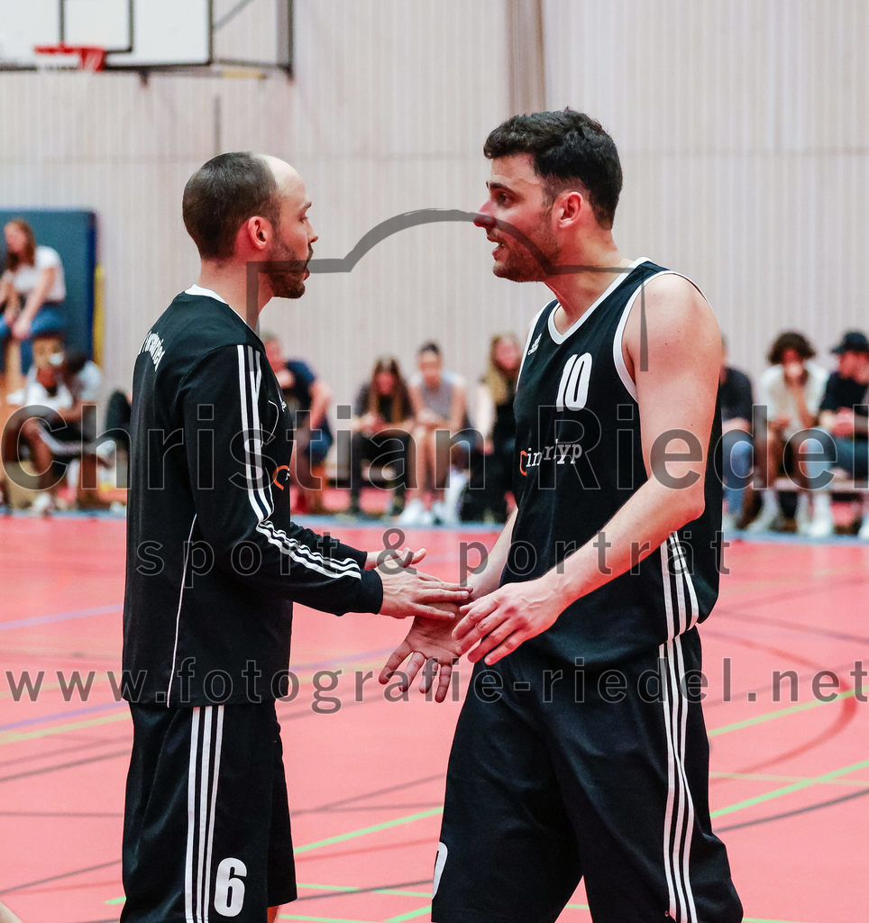 2022-05-15_091_SpVgg_Altenerding_gegen_TSV_Muenchen-Forstenried | Erding, Deutschland, 15.05.2022:
Basketball, Bezirksliga 2021 / 2022, Play-Offs, SpVgg Altenerding gegen TSV München-Forstenried, Endergebnis: 55:57

Tarek Lamar (TSV München-Forstenried, #10)

Foto: Christian Riedel / fotografie-riedel.net