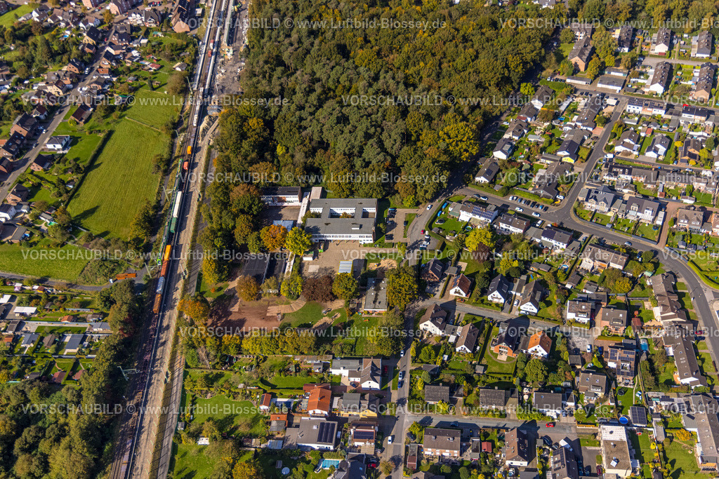 Voerde241009310 | Luftbild, Hbf Bahnhof Voerde, Baustelle Brücke Steinstraße, Ausbau der Betuweroute und Betuwe-Linie Eisenbahnstrecke, Baustelle mit Schallschutzwand, Otto-Willmann-Schule Grundschule, Voerde, Ruhrgebiet, Niederrhein, Nordrhein-Westfalen, Deutschland