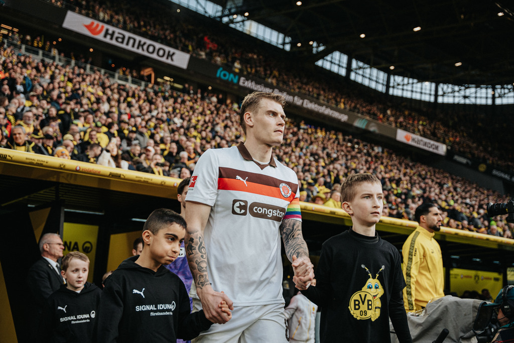 FCP09329 | Der offizielle Shop für FC St. Pauli Fotos. Wähle aus Spielszenen & Fanmomenten dein FCSP Wunschformat. Wir liefern Millerntor-Atmosphäre.