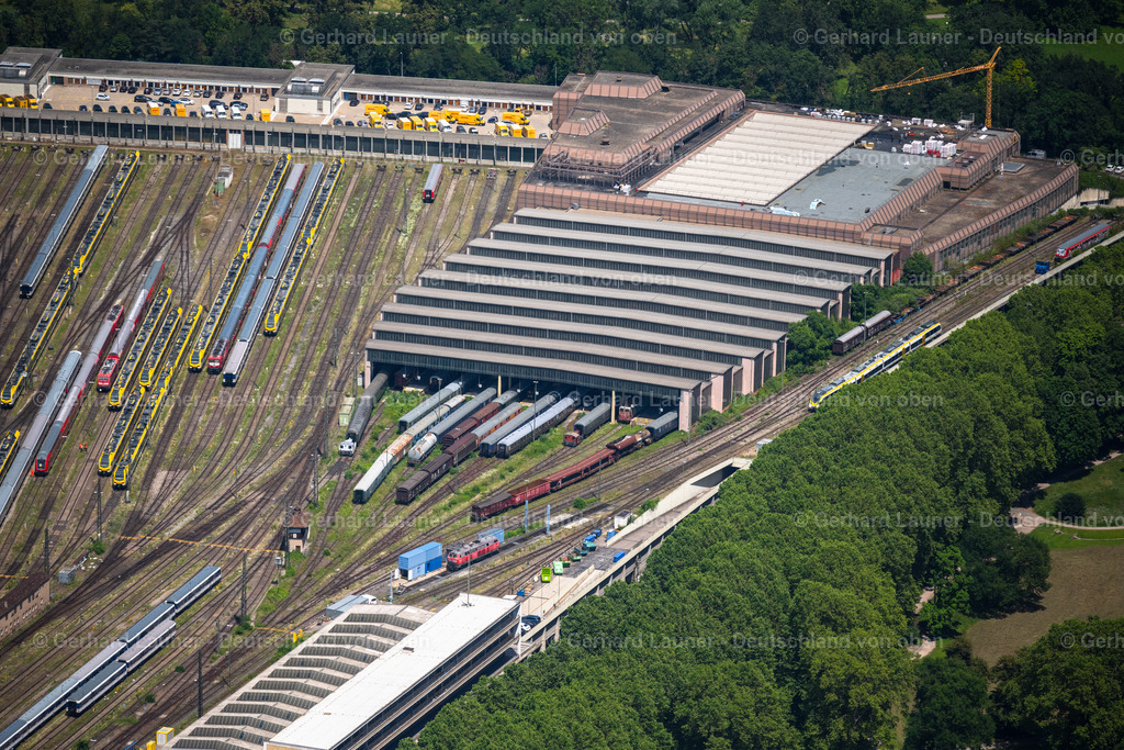 4046461 | STUTTGART 19.07.2021 Bahnbetriebswerk und Ausbesserungswerk, Wartung und Instandhaltung von Zügen des Personentransportes im Ortsteil Am Rosensteinpark in Stuttgart im Bundesland Baden-Württemberg, Deutschland. Weiterführende Informationen bei: DB Netz AG,  Deutsche Bahn AG. // Railway depot and repair shop for maintenance and repair of trains of passenger transport in the district Am Rosensteinpark in Stuttgart in the state Baden-Wurttemberg, Germany. Further information at: DB Netz AG,  Deutsche Bahn AG. Foto: Gerhard Launer