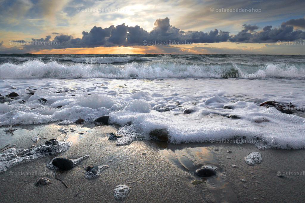 Das Spiel der Wellen zwischen Steinen am Strand | Wellen laufen am Ostseestrand aus. Beim Zurückfliessen begegnen sie bereits der nächsten Welle. Auf diese Weise entstehen am Strandsaum immer neue Muster.