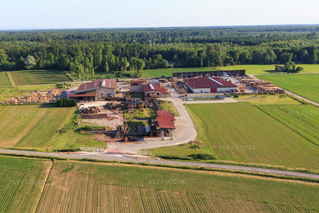 Luftbild: Scierie et Paletterie KOCHER in Niederrœdern im Bundesland Bas-Rhin in Frankreich. – Foto: IMG_080196.jpg vom 05.06.2015 durch Werner Riehm/FLY-FOTO.de – Auflösung des Originals: 5472 x 3648 px