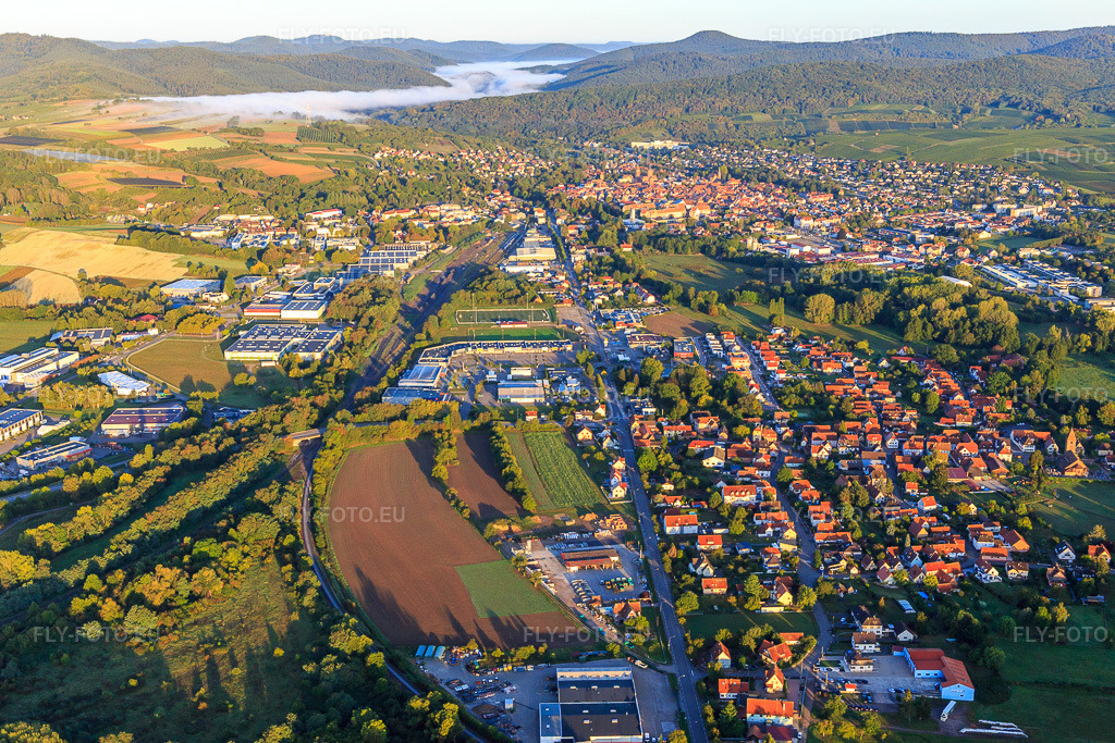 Vue aérienne: Vue de la ville depuis l'est sous un nuage bas à le quartier Altenstadt in Wissembourg dans le département Bas Rhin, France – .Photo: IMG_138819.jpg prise le 24/09/2023 par Werner Riehm/FLY-FOTO.eu – Résolution de l'original: 5352 x 3568 px