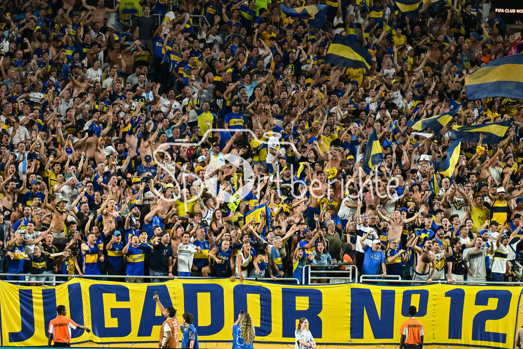 FC Bayern München - Boca Juniors | Die Fans der Boca Juniors jubeln ausgelassen nach dem Treffer zum 1-1 durch Miguel MERENTIEL (Boca Juniors 16) / Tor / Torschuetze / Freude / Happy / FIFA Club World Cup: FC Bayern Muenchen - Boca Juniors, Hard Rock Stadium am 20.06.2025 / NOT FOR SALE IN USA