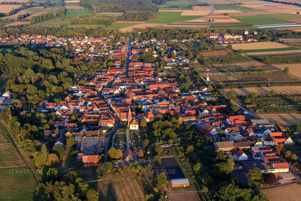 Luftbild: Kirche und Hauptstraße aus Westen in Winden im Bundesland Rheinland-Pfalz in Deutschland. Foto: IMG_111877.jpg vom 16.09.2018 durch Werner Riehm/FLY-FOTO.de