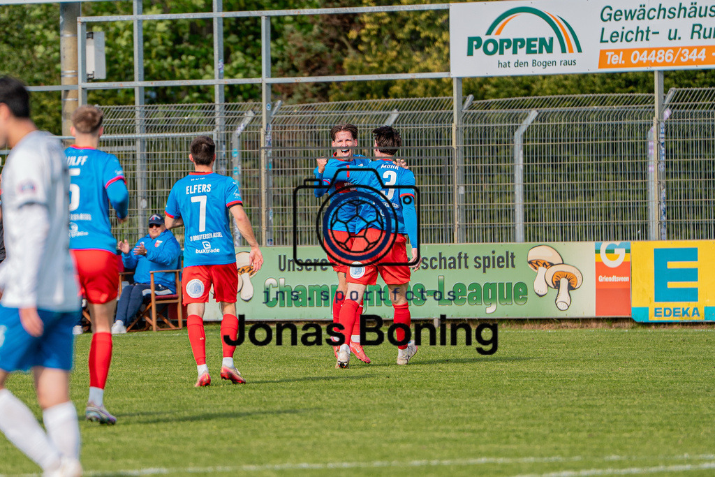 Fußball I Herren I Saison 2025-2026 I Regionalliga Nord I 34. Spieltag I SSV Jeddeloh II - SV Drochtersen-Assel I 03973 | Jannes Elfers (7, SV Drochtersen/Assel), Philipp Aue (47, SV Drochtersen/Assel) und Tjorve Nils Mohr (3, SV Drochtersen/Assel) Freude, Torjubel, Emotionen - Realisiert mit Pictrs.com