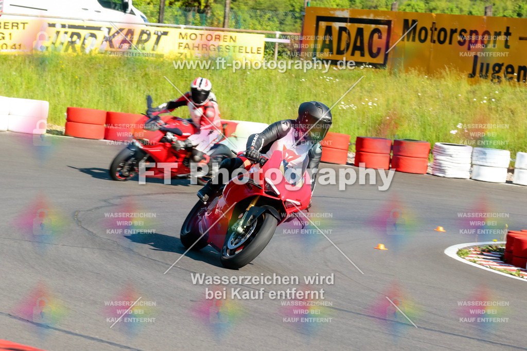 Moto-TeamOBK-21093 | Hier findet Ihr Bilder von Touristenfahrten auf der Nürburgring Nordschleife oder von anderen Veranstaltungen die ich besucht habe. Viel Spass beim Durch Schauen 