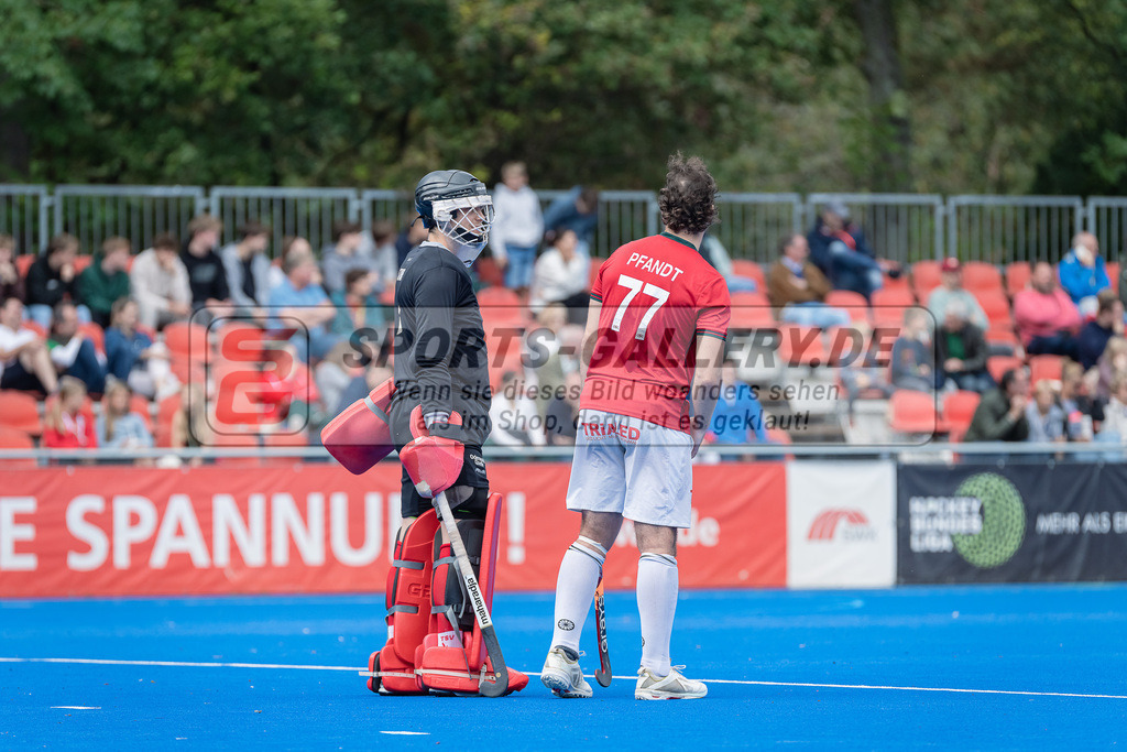 HK_20230923_104420 | 1. Bundesliga Herren Crefelder HTC - TSV Mannheim am 23.9.2023 CHTC, Krefeld , Lukas Stumpf ( Torwart TSV Mannheim #1 ) , Masi Pfandt ( Crefelder HTC #77 )