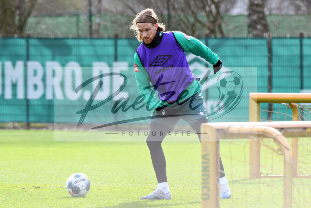 20200212_TRASVW_0079 | Fussball, Herren: Michael Lang (Werder Bremen) in Aktion, am Ball, Einzelaktion waehrend der Trainingseinheit des SV Werder Bremen auf dem wohninvest Weserstadion Trainingsplatz am 12.02.2020 in Bremen, Deutschland. - Realisiert mit Pictrs.com