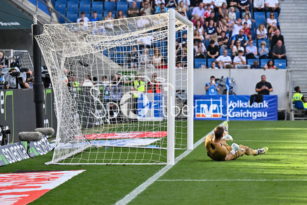 TSG 1899 Hoffenheim - FC Bayern München | Harry KANE (FC Bayern Muenchen 9) verwandelt den Elfmeter zum 0.-3 für die Bayern - Oliver Baumann (TSG Hoffenheim 1) kann nur hinterher schauen / Tor / Torschuetze / Freude / Happy / Bundesliga: TSG 1899 Hoffenheim - FC Bayern München; PreZero-Arena am 20.09.2025 / DFL REGULATIONS PROHIBIT ANY USE OF PHOTOGRAPHS AS IMAGE SEQUENCES AND/OR QUASI-VIDEO