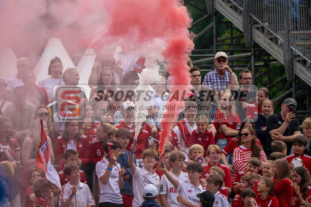 Final4_20250601-1407-HK108578 | Krefeld, Deutschland, 01.06.2025:  Feldhockey Final4 2025 – „Deutsche Feldhockey-Meisterschaften 2025“ Crefelder HTC - Rot-Weiss Köln (Finale Herren) im Gerd-Wellen-Hockeyanlage am 01.06.2025 in Krefeld, Deutschland. (Foto von Kramhöller/Fehrmann/Kaste)Krefeld, Germany, 01.06.2025: Feldhockey Final4 2025 – „Deutsche Feldhockey-Meisterschaften 2025“ Harvestehuder HTC - Düsseldorfer HC (Finale Damen) in Gerd-Wellen-Hockeyanlage at 01.06.2025 in Krefeld, Deutschland. (Foto from Kramhöller/Fehrmann/Kaste)