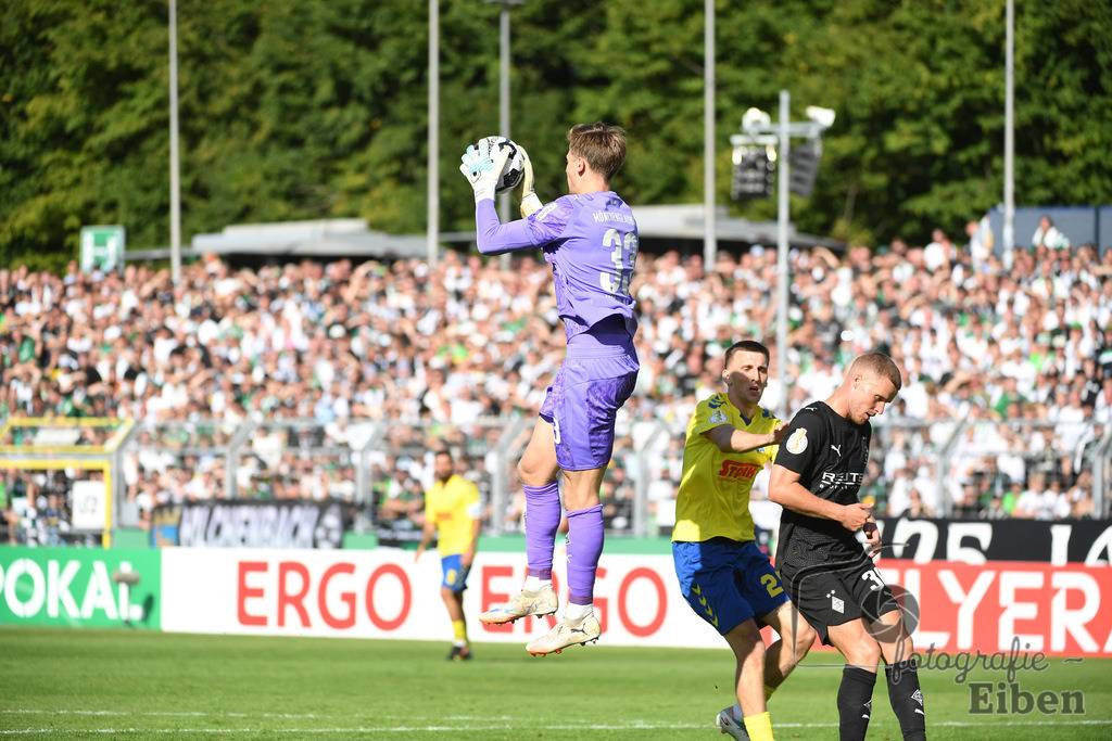 SV Atlas-Delmenhorst-Borussia Mönchengladbach | DFB-Pokal 1. Runde;SV Atlas Delmenhorst (gelb)-Borussia Mönchengladbach (schwarz) am 17.08.2025 in Oldenburg (Marschweg-Stadion), Photo: Philip Eiben 2025 - Realisiert mit Pictrs.com