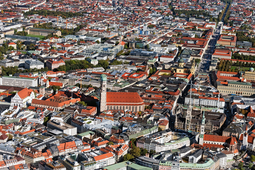 dr__0054023.jpg | MüNCHEN 07.10.2024 Stadtzentrum im Innenstadtbereich im Ortsteil Altstadt in München im Bundesland Bayern, Deutschland. // The city center in the downtown area in the district Altstadt in Munich in the state Bavaria, Germany. Foto: Daniel Reiter