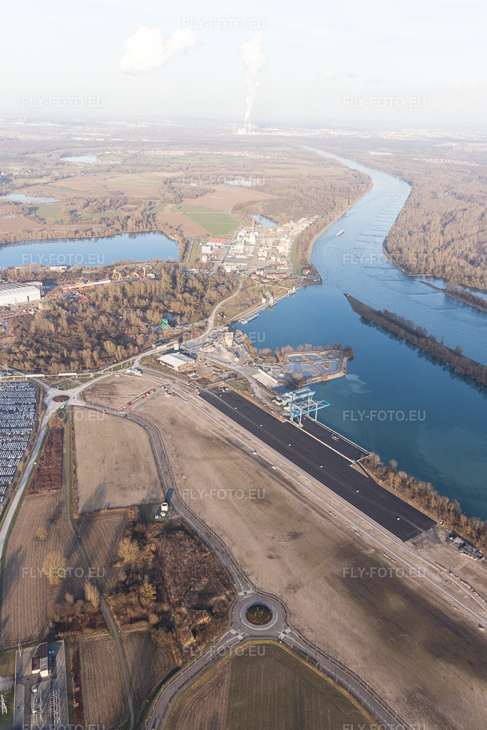 Vue aérienne: Nouveau port du Rhin à Lauterbourg dans le département Bas Rhin, France. Photo: IMG_104823.jpg prise le 16/02/2018 par Werner Riehm/FLY-FOTO.euRésolution de l'original: 3525 x 5288 px