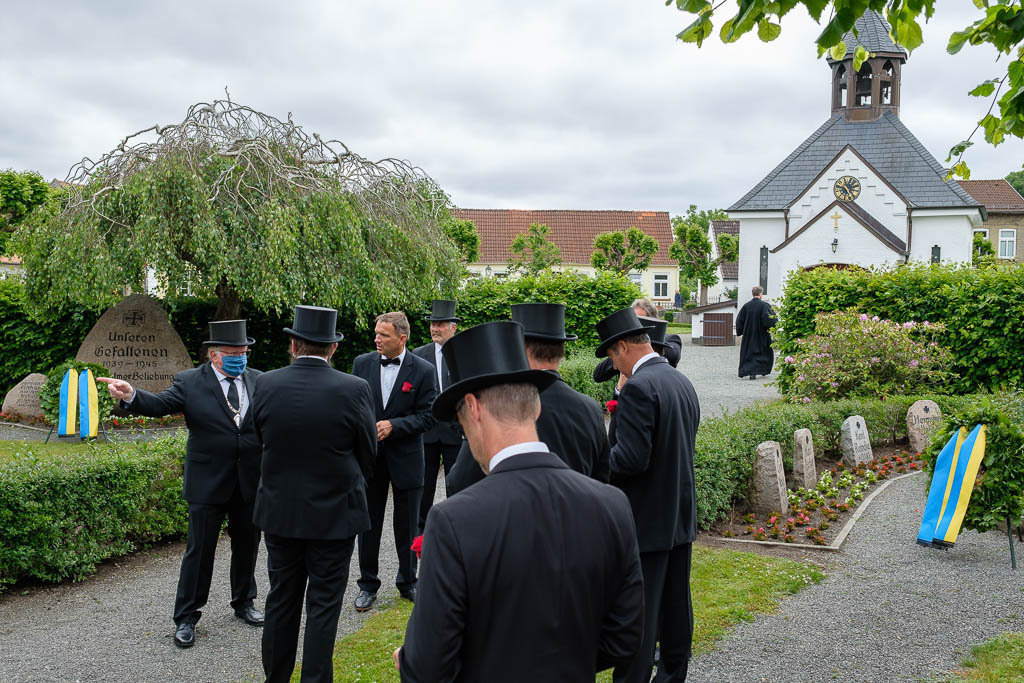 zeitenwende-farbe-01-21 | Wegen der COVID-19-Pandemie konnte das jährliche Fest der Holmer Beliebung in Schleswig 2020 nicht im üblichen Rahmen stattfinden. Die traditionelle Veranstaltung blieb auf eine würdevolle Totenehrung am 14.6.2020 auf dem Friedhof der ehemaligen Fischersiedlung beschränkt. - Realisiert mit Pictrs.com