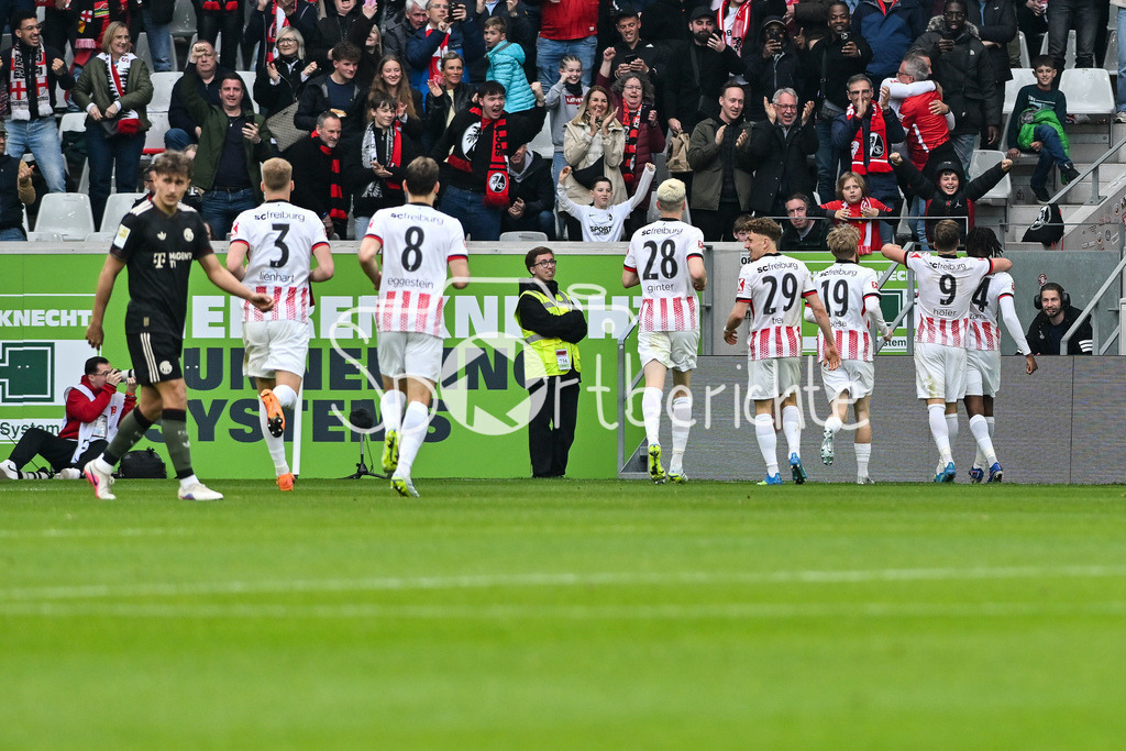 SC Freiburg - FC Bayern München | FREIBURG, GERMANY - 04. APRIL: Jubel der Freiburger nach dem Treffer zum 1-0 durch Johan MANZAMBI (SC Freiburg 44) / Tor / Torschuetze / Freude / Happy während dem Bundesligamatch zwischen dem SC Freiburg und dem FC Bayern München am 28. Spieltag im Europa-Park Stadion / DFL REGULATIONS PROHIBIT ANY USE OF PHOTOGRAPHS AS IMAGE SEQUENCES AND/OR QUASI-VIDEO