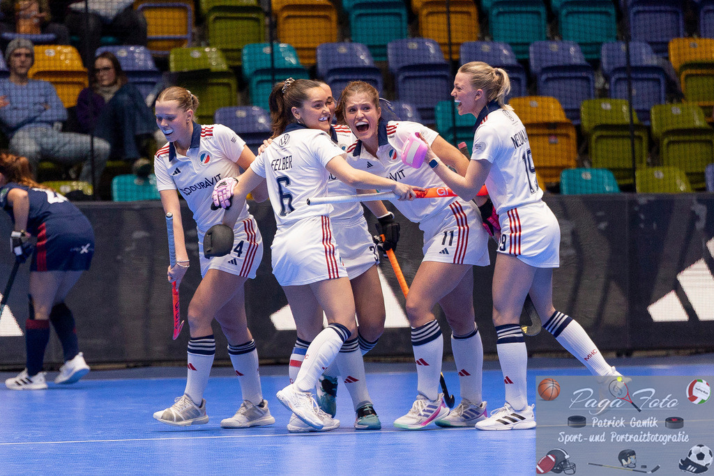 Volvo E.R.B. Final 4 Halbfinale Frauen: Mannheimer HC - Düsseldorfer HC, 25.01.2025 | Carolin Seidel (Mannheimer HC #32) & Sonja Zimmermann (Mannheimer HC #11) & Linda Bens (Mannheimer HC #24) & Fiona Felber (Mannheimer HC #6) & Verena Neumann (Mannheimer HC #19),  feiern das Tor zum 4:4 Ausgleich, Mannheimer HC - Düsseldorfer HC, Frankfurt, Süwag Arena, 25.1.2025 - Realisiert mit Pictrs.com