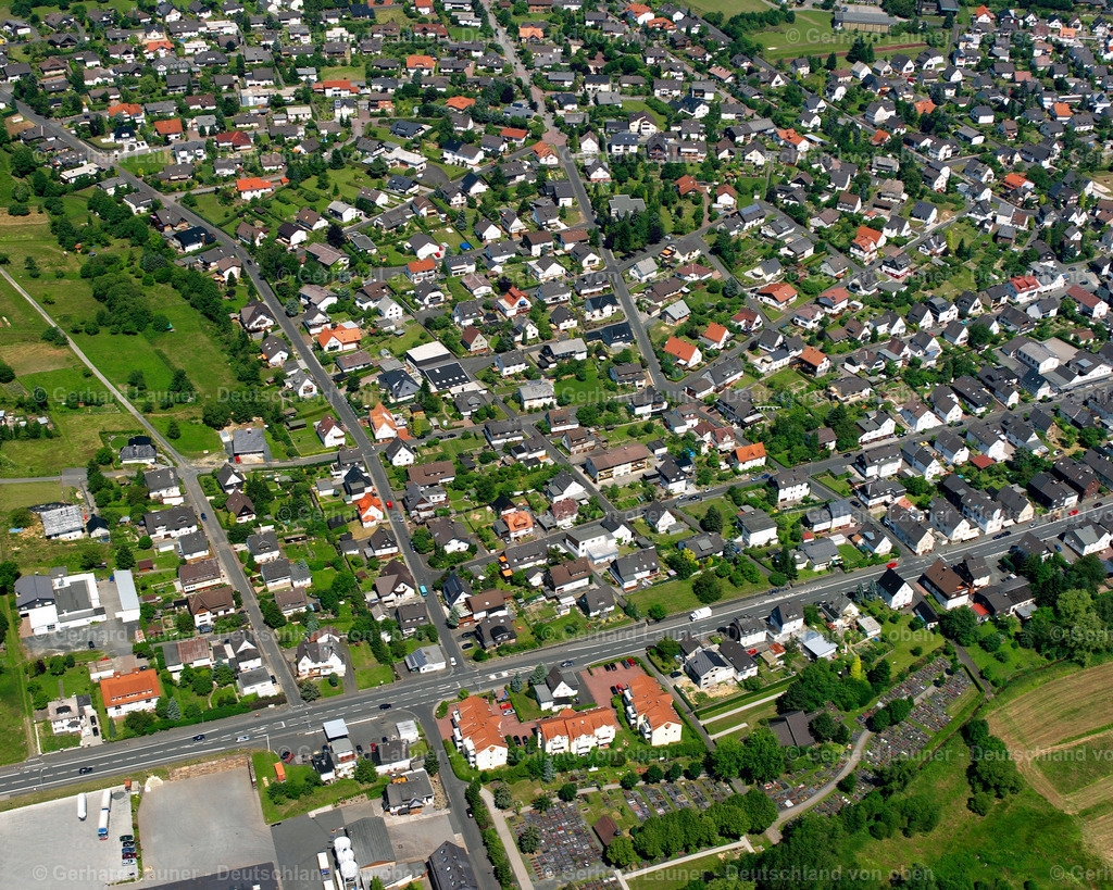 2610581 | FROHNHAUSEN 09.06.2006 Wohngebiet einer Einfamilienhaus- Siedlung  in Frohnhausen im Bundesland Hessen, Deutschland // Single-family residential area of settlement  in Frohnhausen in the state Hesse, Germany Foto: Gerhard Launer