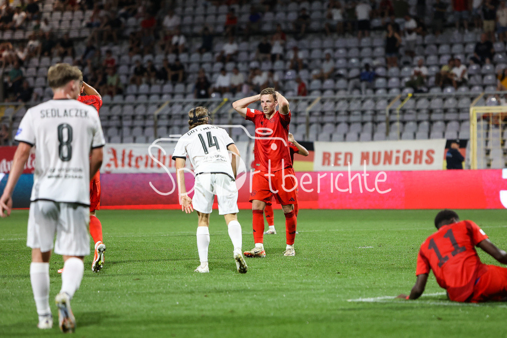 FC Bayern Amateure - DjK Vilzing | im bild Timo KERN (FC Bayern München II #10) aergert sich ueber eine vergebene Chance / Regionalliga Bayern: FC Bayern München II - DjK Vilzing, Grünwalder Stadion am 30.08.2024