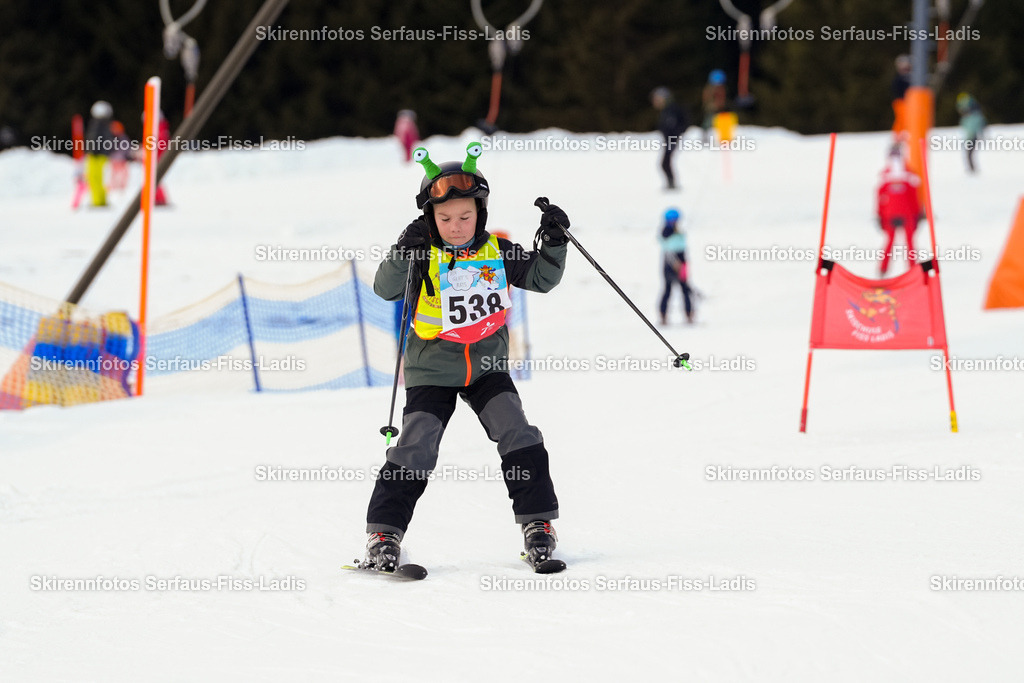 SRF_02.01.2026_0926 | Skirennfotos,Serfaus,Fiss,Ladis,Kinderskirennen,Winter,Tirol,Oberland,skirace,SFL,feelfree,weil wir's genießen,ski,Ski,skifahren,Sonnenplateau, - Realisiert mit Pictrs.com