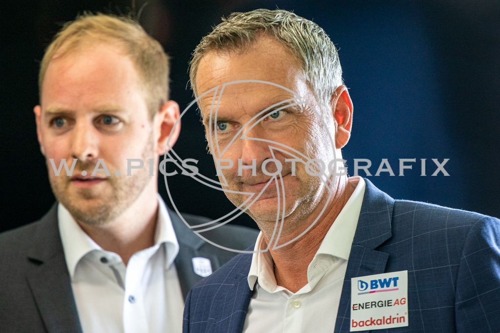 Pressekonferenz Lask | Pasching, AUSTRIA,24.JUL.20 - SOCCER - Pressekonferenz LASK Image shows David Obererlacher (LASK) and head coach Dominik Thalhammer  (LASK).
Photo: SMP/Andreas Willdoner