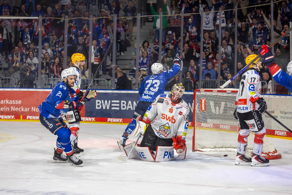DEL, Deutsche Eishockey Liga Saison 2025/26, Playoff-Viertelfinale, Spiel 5: Adler Mannheim gegen Fischtown Pinguins Bremerhaven | DEL, Deutsche Eishockey Liga Saison 2025/26, Playoff-Viertelfinale, Spiel 5: Adler Mannheim gegen Fischtown Pinguins Bremerhaven***Zachary Solow (73) erzielt den 1:2-Anschlusstreffer zum 1:2 - Realisiert mit Pictrs.com