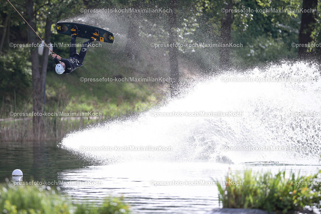 LAO04052401017 | 04.05.2024, Wakeboarden, LAO Liquid Force Langenfeld Open, Qualification Pro Men: Teilnehmer performen während der Qualifikationsrunde der Männer