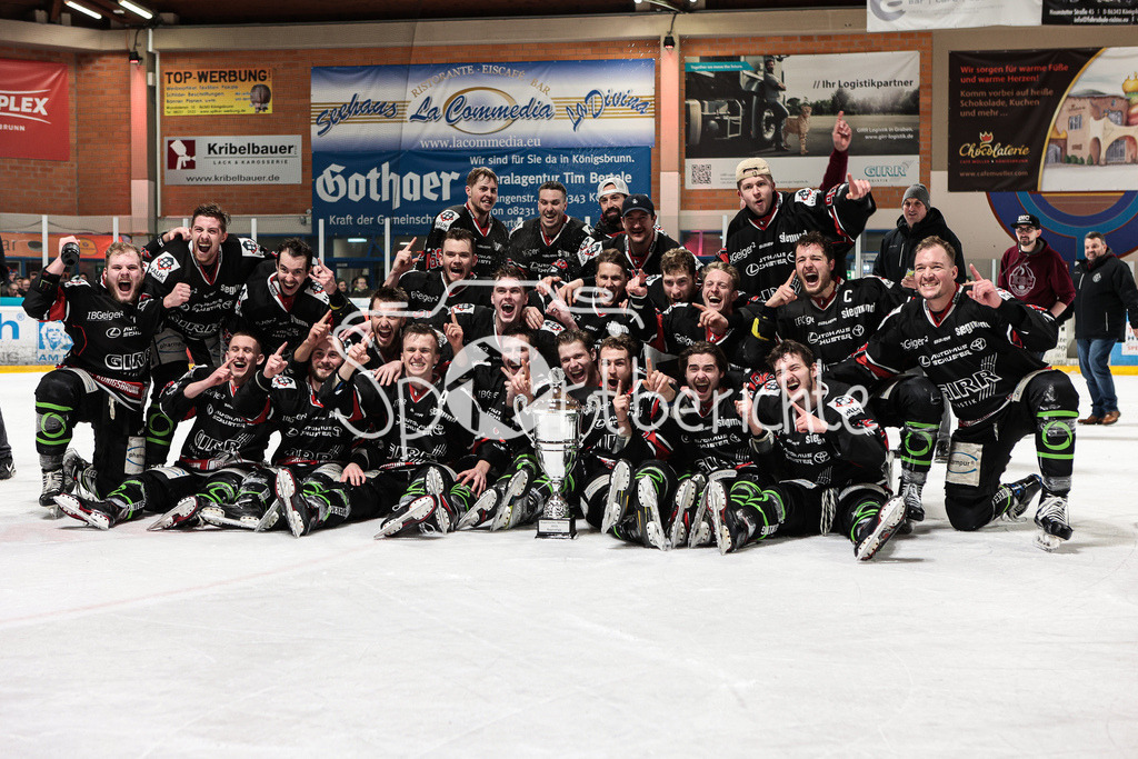 EHC Königsbrunn - TEV Miesbach | Grenzenloer Jubel beim EHC Koenigsbrunn nach dem Gewinn der Bayerliga Meisterschaft im Spiel 3 der Playoffserie gegen den TEV Miesbach / Jubel / Freude / Siegerfoto