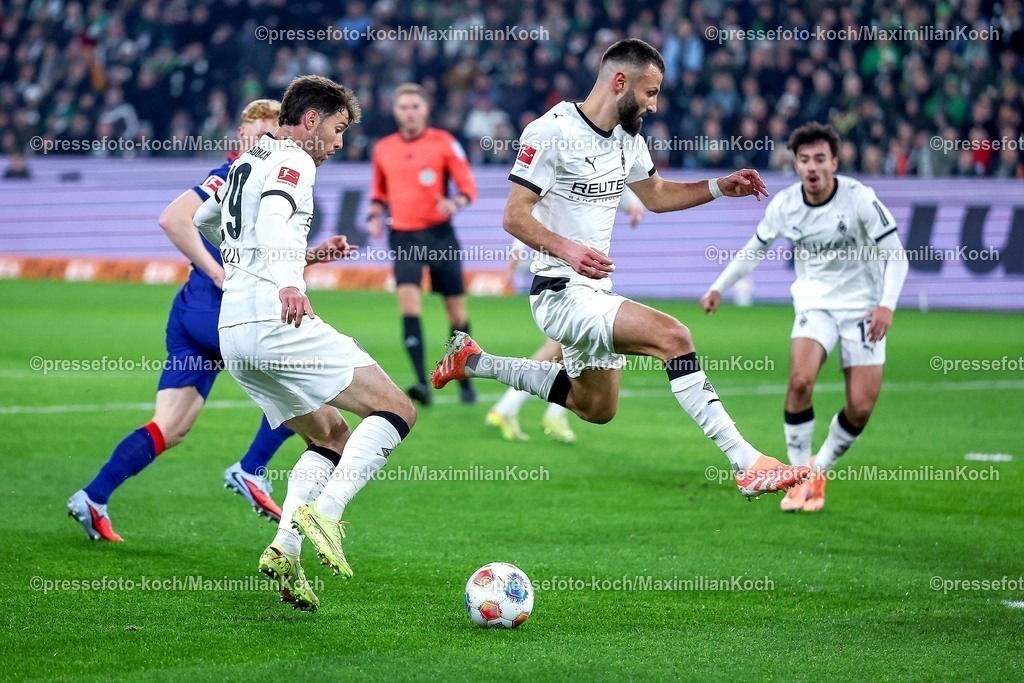 BMG28112501026 | 28.11.2025, Fußball, Borussia Mönchengladbach - RB Leipzig, 1. Fußball Bundesliga, 12.Spieltag, Borussia-Park, Saison 2025 2026: Joe Scally (Borussia Mönchengladbach #29) und Franck Honorat (Borussia Mönchengladbach #09) beim Spiel im Strafraum StrafraumaktionDFB regulations prohibit any use of photographs as image sequences and or quasi-video.
