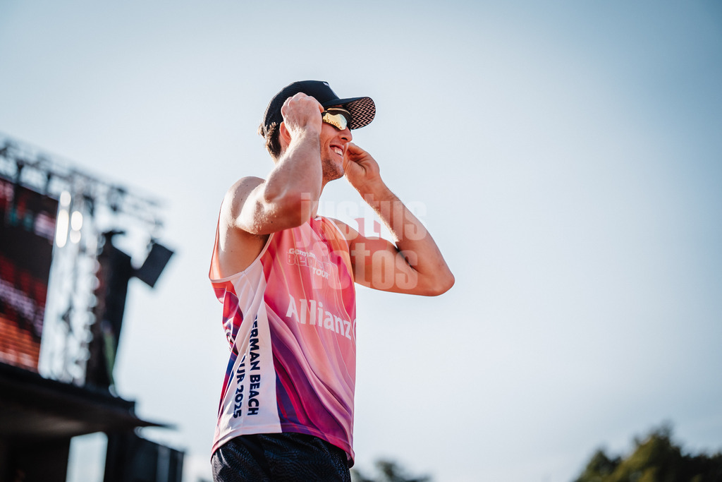 Beachvolleyball | Männer | Allianz German Beach Tour 2025 | Tourstop München | 11.07.2025 | Tristan Fröbel läuft in das Stadion ein
