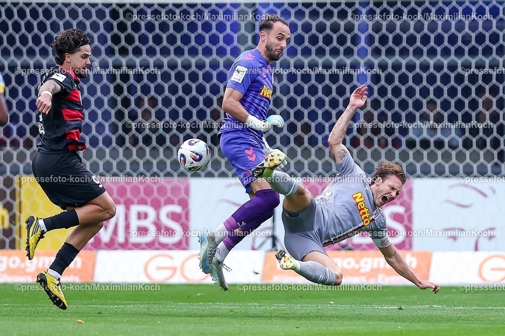 FCVK29082501015 | 29.08.2025, Fußball, FC Viktoria Köln – SSV Jahn Regensburg, 3.Liga, Sportpark Höhenberg, Saison 2025 2026: Lex-Tyger Lobinger (Viktoria Koeln #09) im Zweikampf gegen  Torwart Felix Gebhardt (Jahn Regensburg #01) und Felix Strauss (Jahn Regensburg #04)  DFB regulations prohibit any use of photographs as image sequences and or quasi-video.