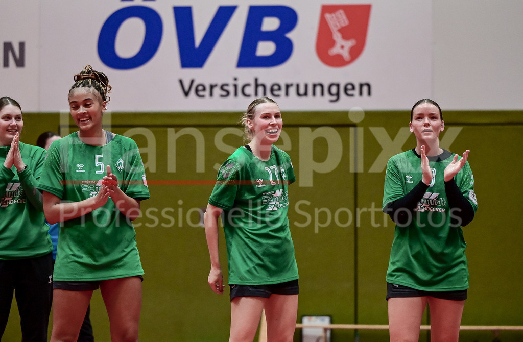 Handball, 2. Bundesliga Frauen, SV Werder Bremen - VfL Waiblingen | v.li.: Lena Thomas (SV Werder Bremen, 7), Naomi Conze (SV Werder Bremen, 5), Emma Ruwe (SV Werder Bremen, 27) und Mathilda Häberle (SV Werder Bremen, 19) jubeln über den Sieg, Freude über das gewonnene Spiel, Jubel, Lachen, mit dem Dank an die Fans, Zuschauer für die Unterstützung, bedanken, Dank