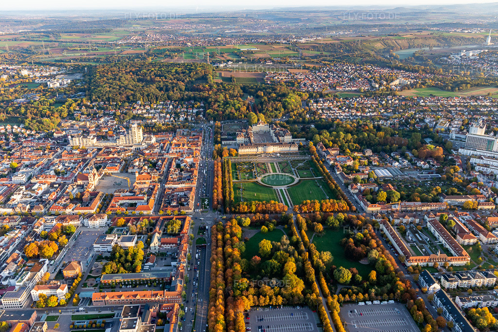 Luftbild: Stadtansicht mit Schloßpark blühendes Barock von Residenzschloss Ludwigsburg und Favoritepark in Ludwigsburg im Bundesland Baden-Württemberg in Deutschland. Foto: IMG_119071.jpg vom 14.10.2019 durch Werner Riehm/FLY-FOTO.de