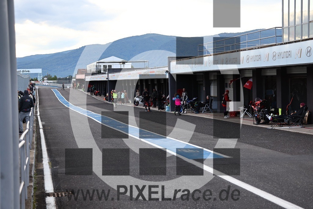 social-20250823_07875 | Schöne Erinnerungen an spannende Momente - das festzuhalten ist unser Job. PIXELrace.de ist seit 2003 auf den Rennstrecken Europas unterwegs um die Action draußen beim Fahren und die wunderbare Stimmung imm Fahrerlager für euch einzufangen.