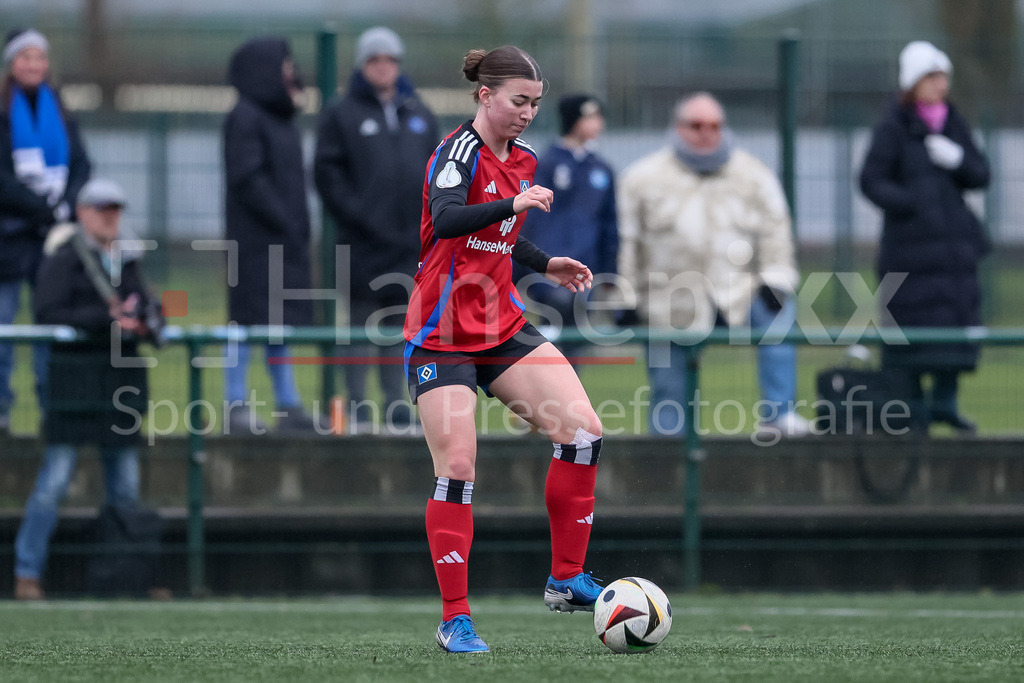 Fussball, Testspiel Frauen, Hamburger SV - 1. FFC Turbine Potsdam | v.li.: Carla Wilson (Hamburger SV, 5) am Ball, Freisteller, Einzelbild, Ganzkörper, Aktion, Action, Spielszene